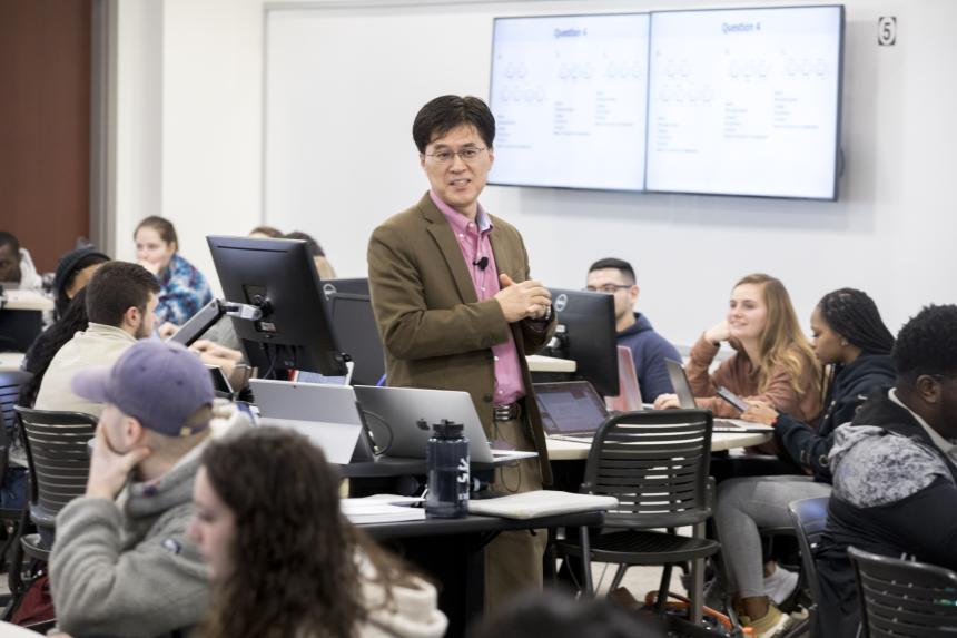 Jin Kyu Lee teaches an undergraduate molecular biology class.